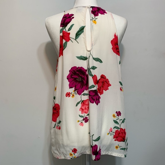 Sleeveless white floral top. Light and breezy - Picture 4 of 5